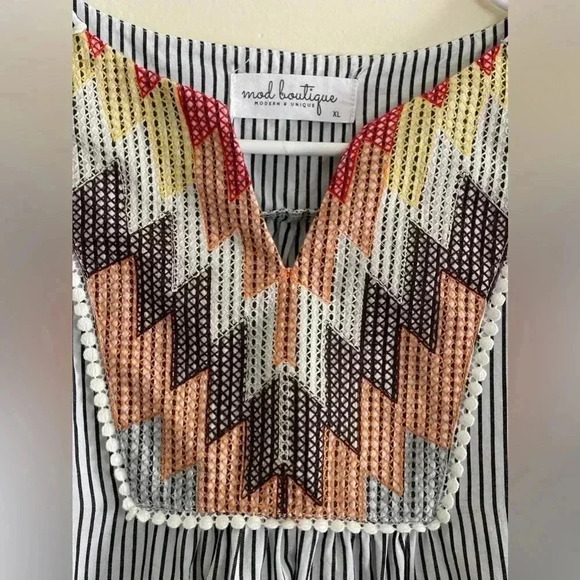 Mod Boutique Cap Sleeve Top. Size: XL - Picture 4 of 10